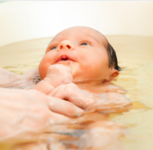 premier bain de bébé